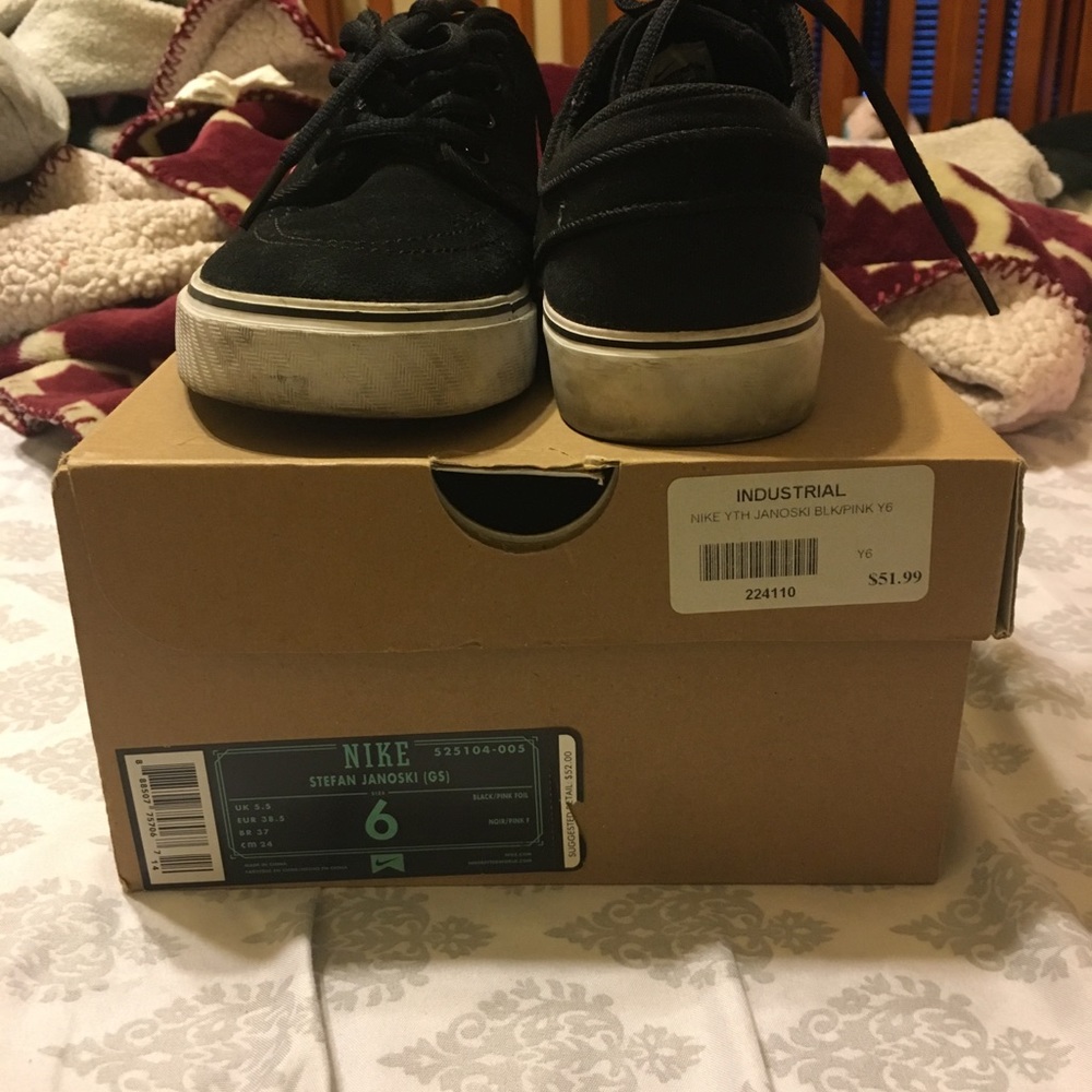 Nikes - Picture 3 of 4